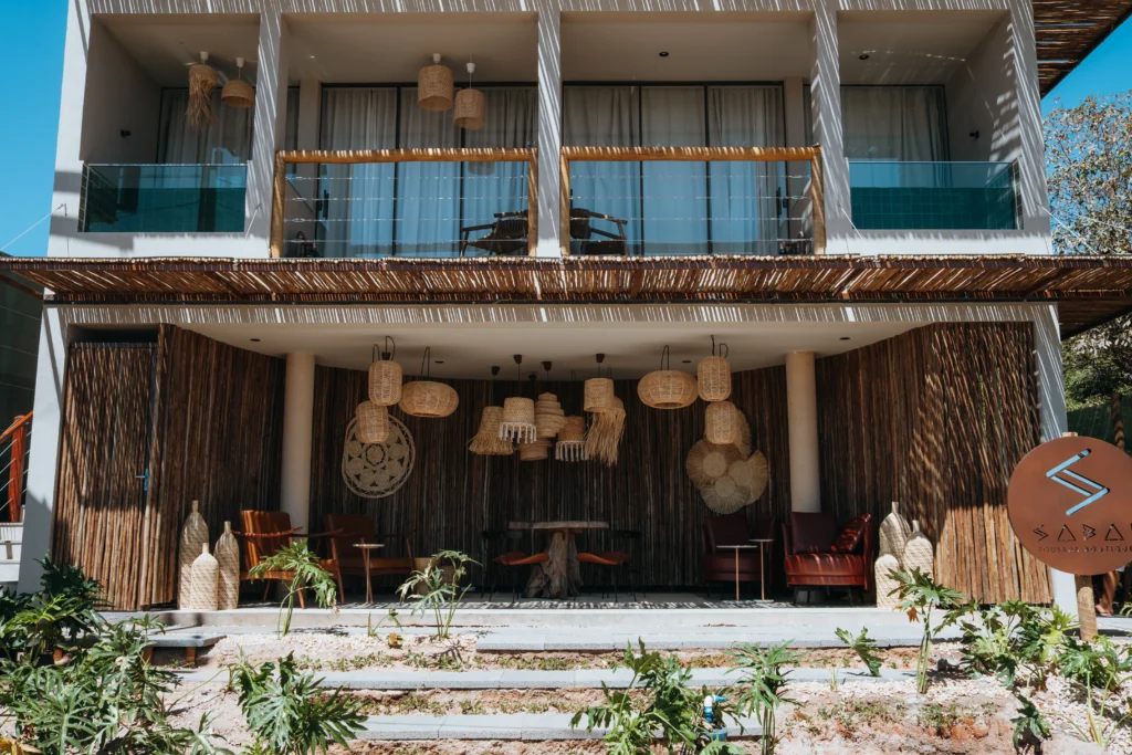 Fachada da Sabai Pousada Boutique com design moderno integrado à natureza da Chapada dos Veadeiros