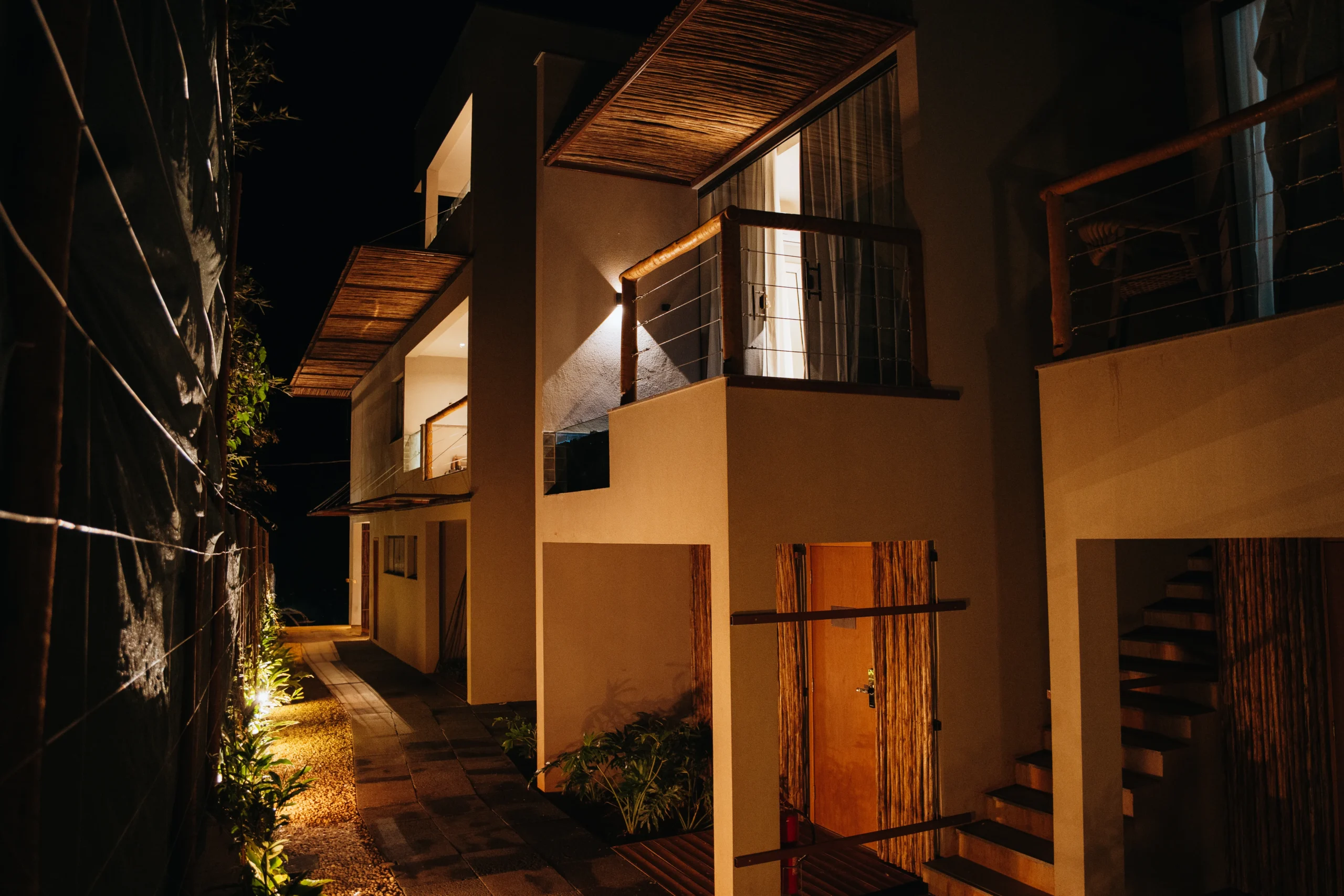  A pousada à noite, com iluminação que valoriza o charme e a serenidade do ambiente